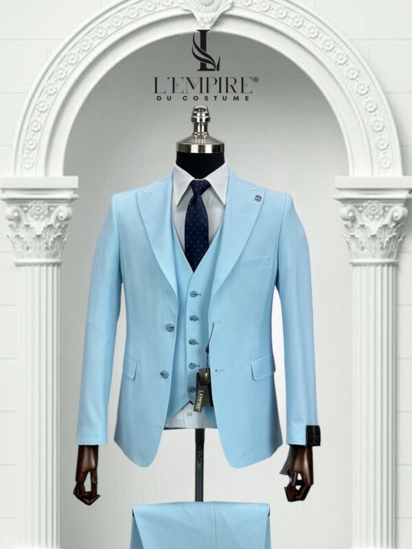 COSTUME 3 PIÈCES BLEU CLAIR BOUTON DORÉ