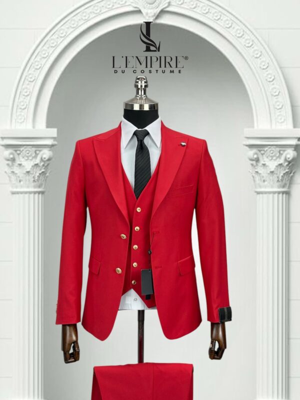 COSTUME 3 PIÈCES ROUGE BOUTON DORÉ