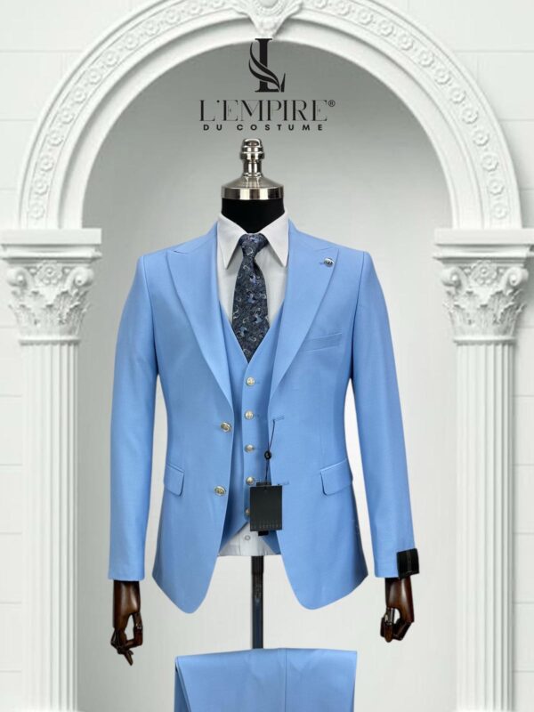 COSTUME 3 PIÈCES BLEU CIEL BOUTON DORÉ