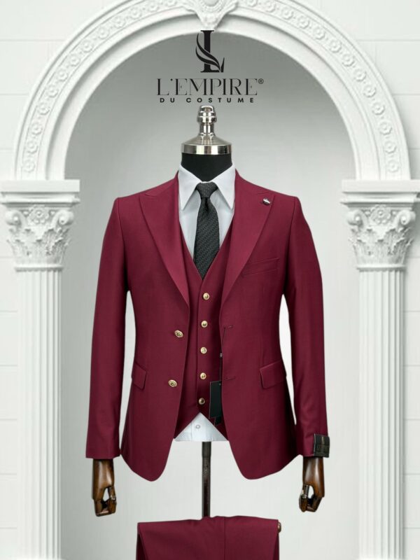 COSTUME 3 PIÈCES ROUGE BORDEAUX  CLAIR BOUTON DORÉ
