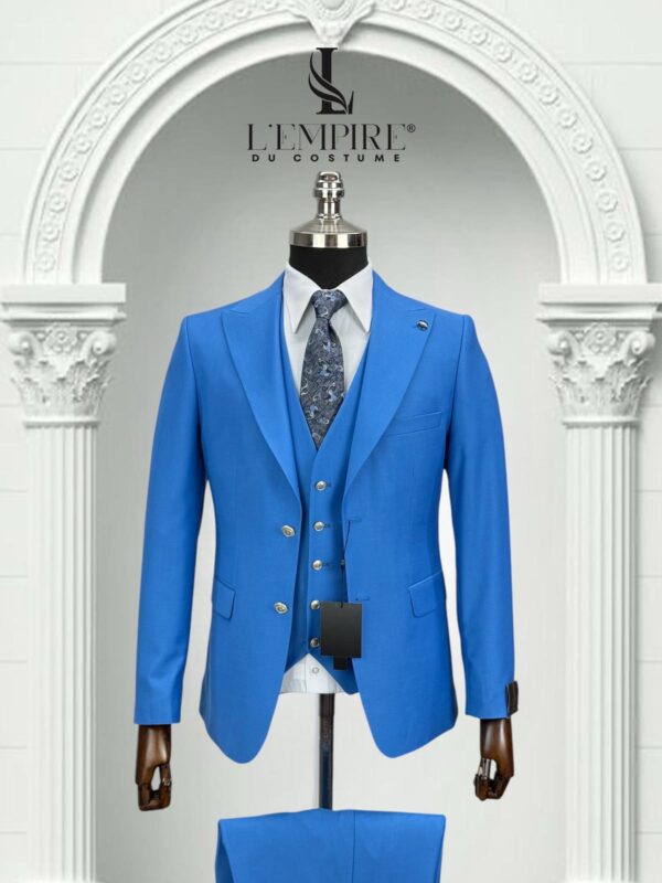 COSTUME 3 PIÈCES BLEU CIEL BOUTON DORÉ